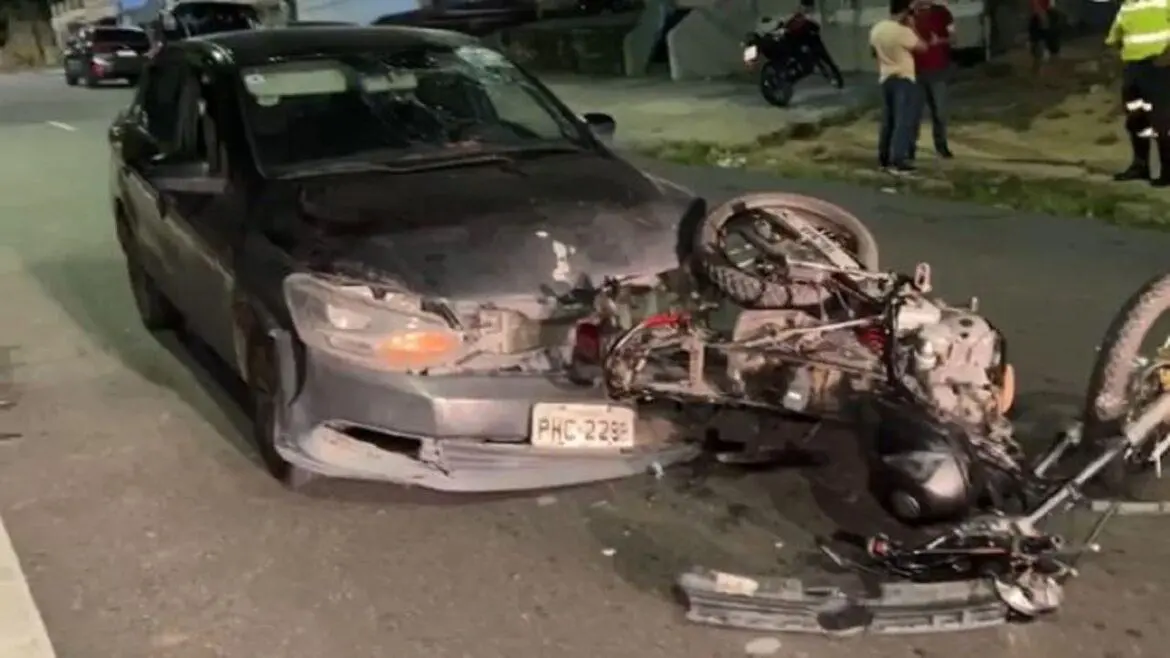 Motorista pega contramão por engano e fere motociclista gravemente