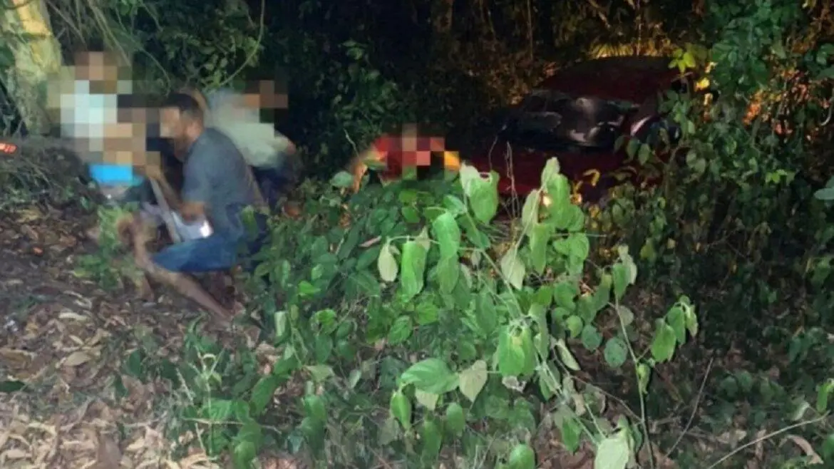 Carro despenca de ribanceira após motorista perder o controle do veículo