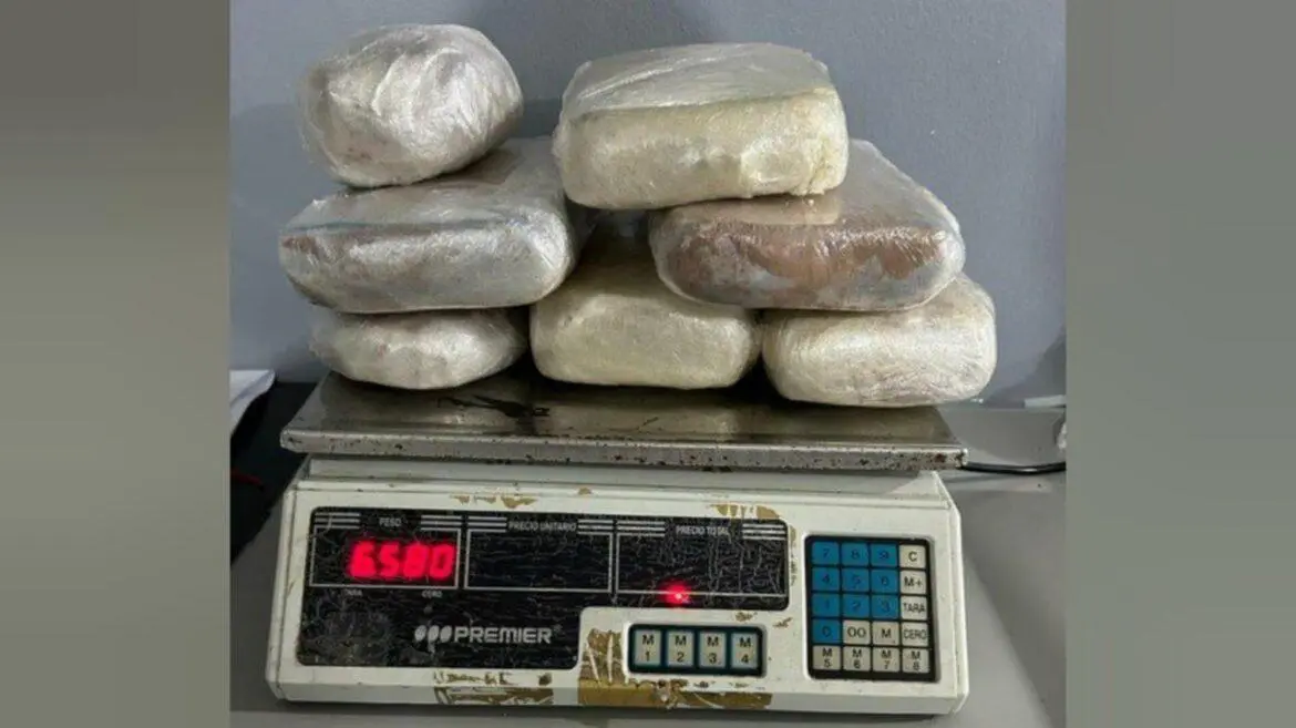 PF prende mulher com droga escondida na mala, em Tabatinga
