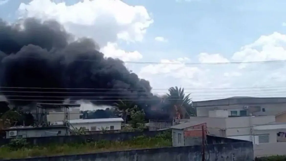 Vídeo: incêndio de grandes proporções atinge sucataria na zona Norte