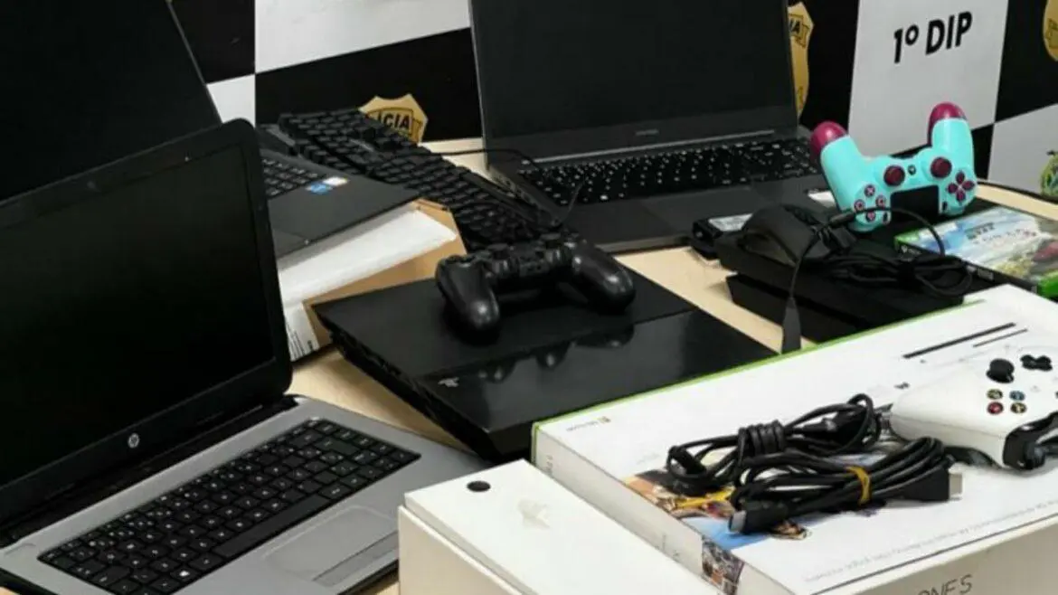 Pai é preso e filho apreendido por golpes em sites de compra e venda