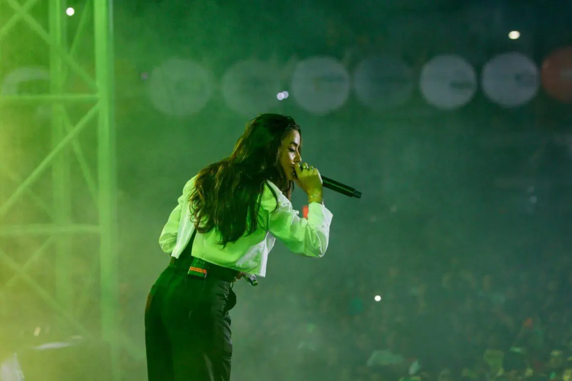 Talento da nova geração da música gospel, Isadora Pompeo fecha última noite do #SouManaus 2023