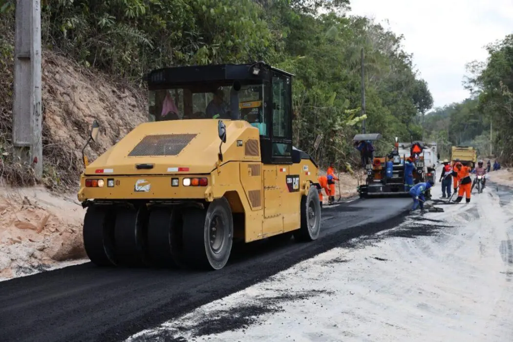 Asfalto da Prefeitura de Manaus chega ao ramal Água Branca 1 e pavimentação avança no trecho