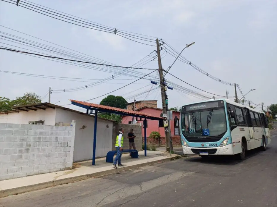 Prefeitura de Manaus implanta ponto de ônibus e prioriza o conforto dos usuários