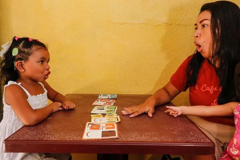 “A partir de agora minha filha vai ter um futuro diferente”, diz mãe de paciente beneficiada com o implante coclear