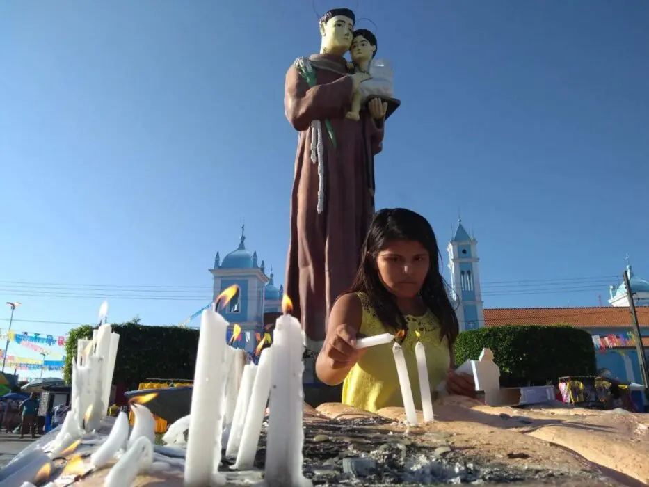 Borba atrai turistas com piscinas naturais e festa religiosa