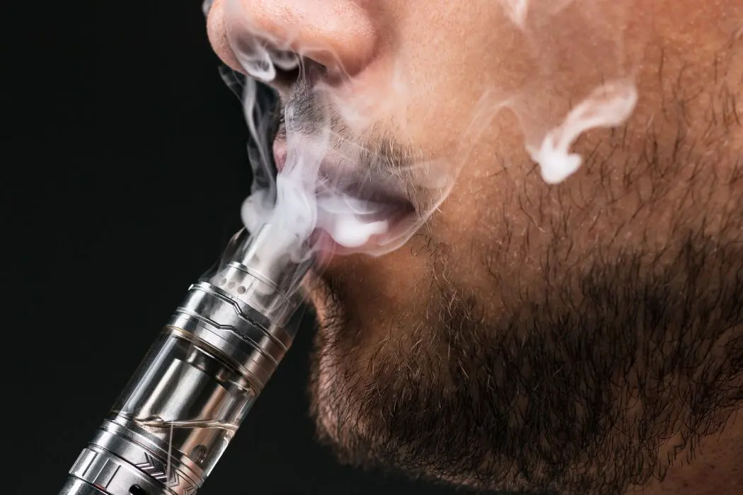 Uso de cigarro eletrônico cresce entre adolescentes e acende alerta nacional