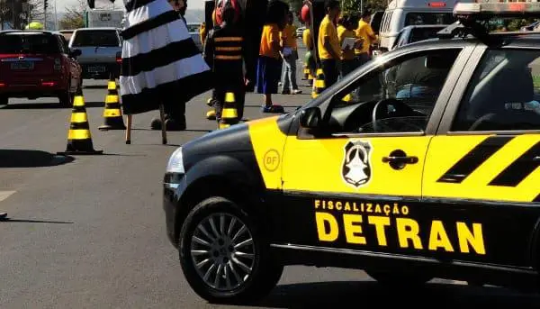 Agente do Detran é atropelada enquanto atuava em blitz