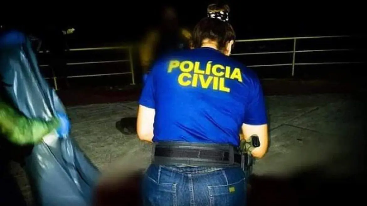 Homem é encontrado com faca cravada no peito
