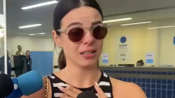 Sthefany Brito chora ao sair do hospital onde viu Kayky em estado grave