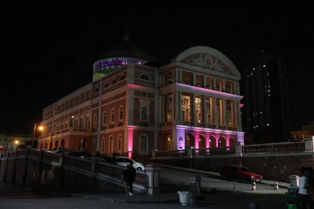 Sete estabelecimentos são autuados por irregularidades durante Central Integrada de Fiscalização em Manaus Oito locais foram vistoriados pelas equipes dos órgãos que participaram das ações integradas Uma Central Integrada de Fiscalização (CIF), coordenada pela Secretaria de Segurança Pública do Amazonas (SSP-AM), fiscalizou, no fim de semana, oito estabelecimentos em Manaus. Deste total, sete foram autuados pelas equipes por diversas irregularidades, como obstrução do passeio público e a falta de Auto de Vistoria do Corpo de Bombeiros Militar do Amazonas (CBMAM). A ação ocorreu entre a noite de sábado (30/09) e a madrugada de domingo (1º/10), nas zonas norte e leste da capital do estado. Os agentes públicos encontraram diversas irregularidades em sete estabelecimentos localizados nos bairros Jorge Teixeira, Jorge Teixeira 2 e Coroado. Eles foram autuados e/ou notificados pelos órgãos competentes por não atenderem às normas de funcionamento. Em um estabelecimento localizado no bairro Jorge Teixeira 2, na zona leste, agentes da Secretaria de Justiça, Direitos Humanos e Cidadania (Sejusc), flagraram quatro adolescentes sem documento de identificação consumindo bebida alcoólica. No local, a equipe da Visa Manaus lavrou um auto de infração por uso de cigarro em ambiente fechado. O Corpo de Bombeiros do Amazonas (CBMAM) também autuou o estabelecimento por não possuir documento de Auto de Vistoria (ACVB). Ao todo, o Corpo de Bombeiros Militar (CBMAM) autuou três bares e casas noturnas que estavam funcionando sem o Auto de Vistoria (ACVB). O documento é concedido pelo CBMAM e comprova que o estabelecimento comercial atende às normas de segurança contra incêndio e pânico. Durante a ação, agentes da Amazonas Energia interromperam o fornecimento de energia em três estabelecimentos. Dois locais foram flagrados desviando energia elétrica por meio de ligações clandestinas, a partir da rede de distribuição. Um terceiro estabelecimento estava com o medidor sob suspeita de fraude. No decorrer da semana, novas inspeções serão realizadas nos locais. Os fiscais do Instituto Municipal de Planejamento Urbano (Implurb) multaram três bares localizados na avenida Itaúba, no bairro Jorge Teixeira 2. Os agentes também notificaram e orientaram outros dois estabelecimentos após constatarem a obstrução de via pública com mesas e cadeiras. E os agentes da Visa Manaus autuaram quatro locais, dentre as irregularidades está a permissão para uso de cigarro em ambiente fechado. Efetivo Participaram da CIF equipes da Secretaria Executiva Adjunta de Planejamento e Gestão Integrada (Seagi); Forças de Segurança (PMAM, CBMAM e PC-AM); Secretaria Municipal de Segurança (Semseg); Instituto Municipal de Planejamento Urbano (Implurb); Instituto Municipal de Trânsito (IMMU); Secretaria de Justiça, Direitos Humanos e Cidadania (Sejusc); Amazonas Energia; e Visa Manaus.