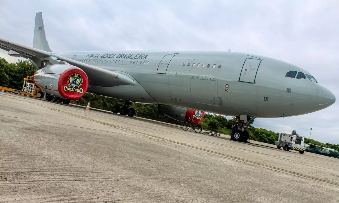 Voo da FAB com brasileiros repatriados chega ao Rio de Janeiro