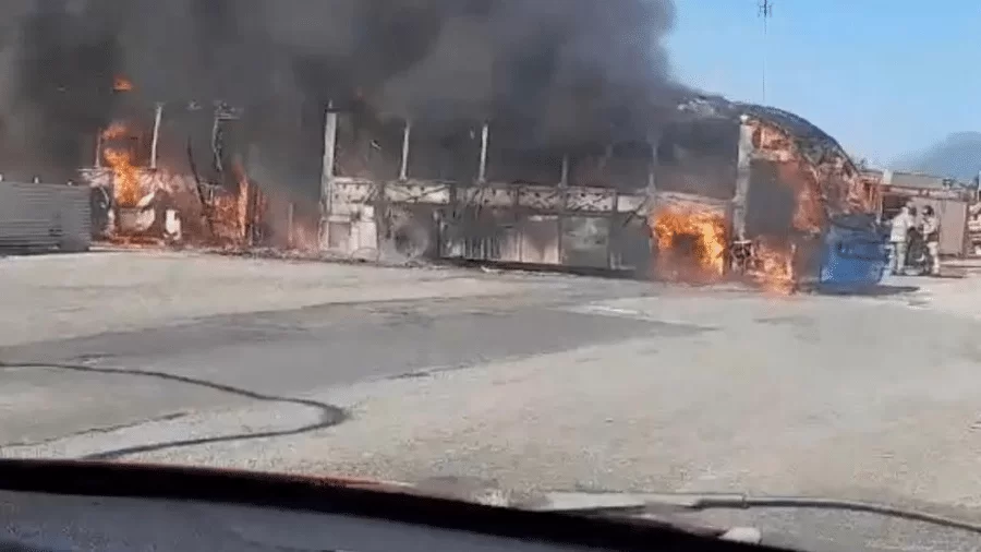 Dezenas de ônibus são incendiados no RJ após polícia matar miliciano