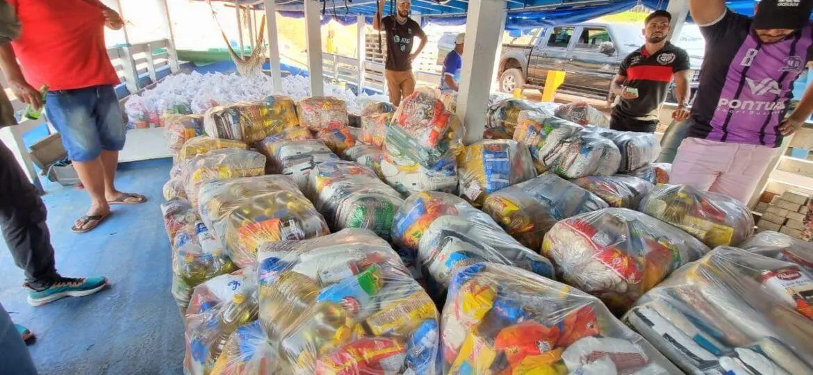Governo do Amazonas atende moradores da comunidade de Beruri após desbarrancamento