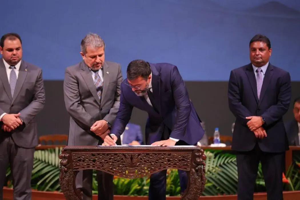 Wilson Lima assina Pacto pela Consciência Vacinal e destaca desafios para distribuição de imunizantes no AM