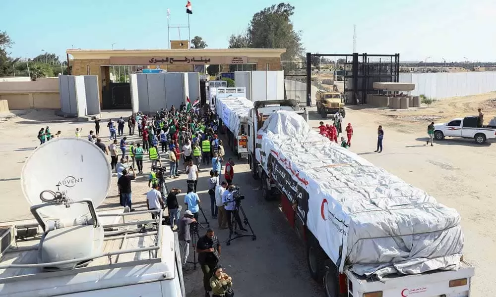 Caminhões com ajuda humanitária entram na Faixa de Gaza