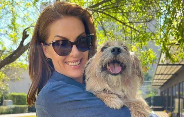 Ana Hickmann posa ao lado de cachorro que a defendeu da agressão de marido: 'Me protege'