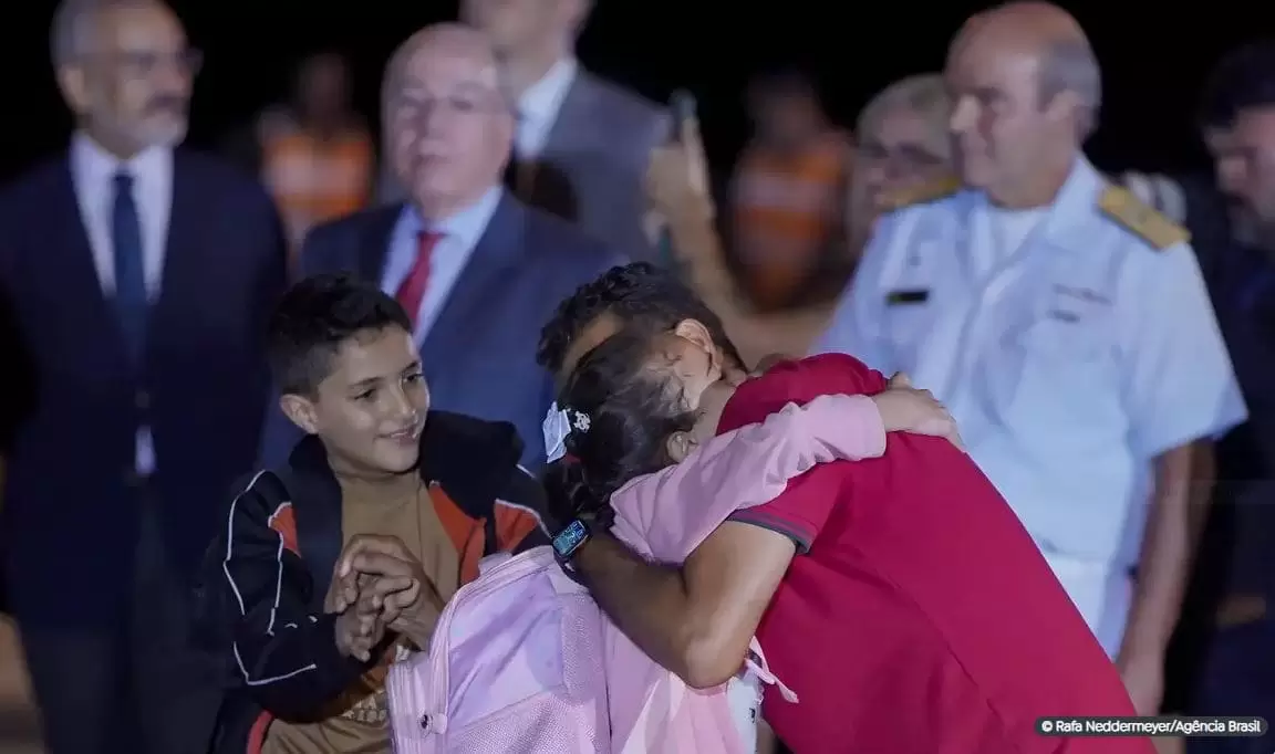 Clima de emoção marcou chegada de brasileiros da Faixa de Gaza