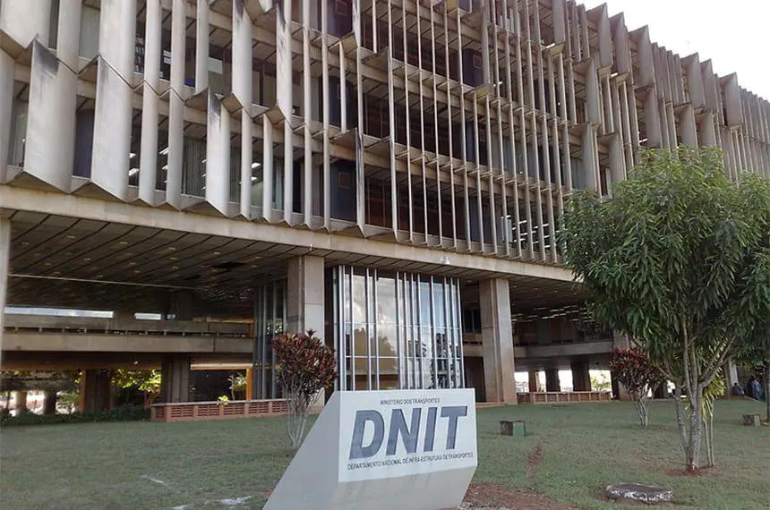 Dnit abre concurso de 100 vagas com salário de até R$ 12,8 mil