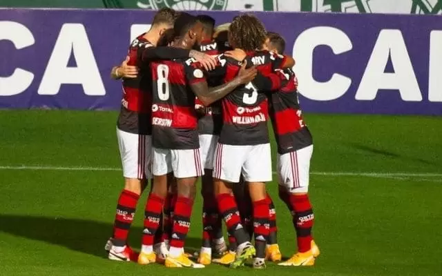 Flamengo vence Bragantino e entra na briga pelo título do Brasileiro