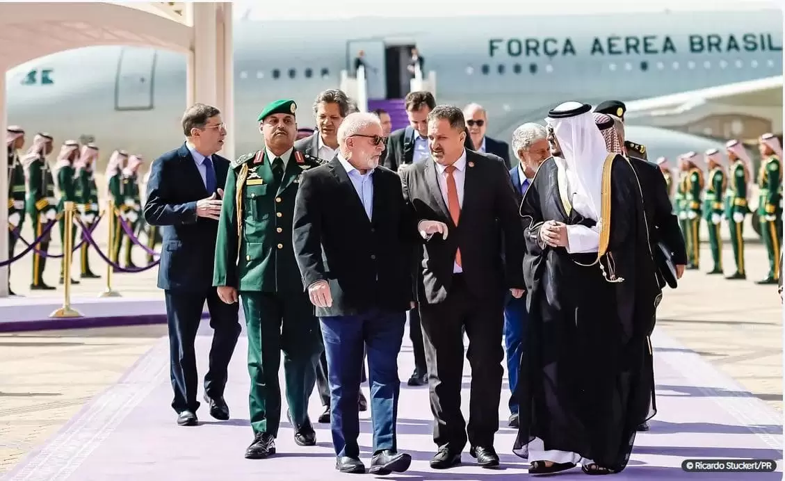 Lula desembarca na Arábia onde apresenta projetos de investimento
