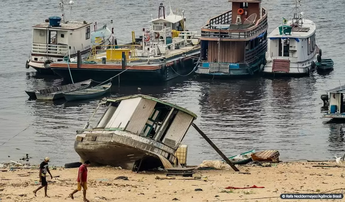 Com seca no Amazonas, ribeirinhos têm dificuldades para se locomover
