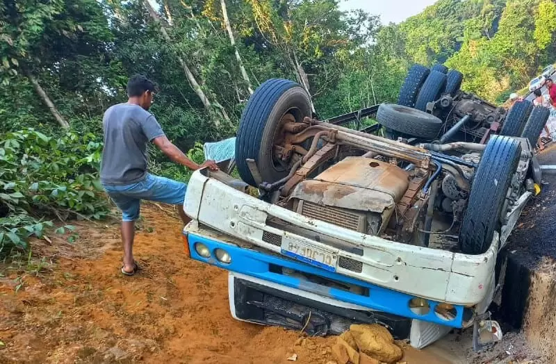 Corpo de Bombeiros atende 13 vítimas de tombamento de caminhão na AM-070