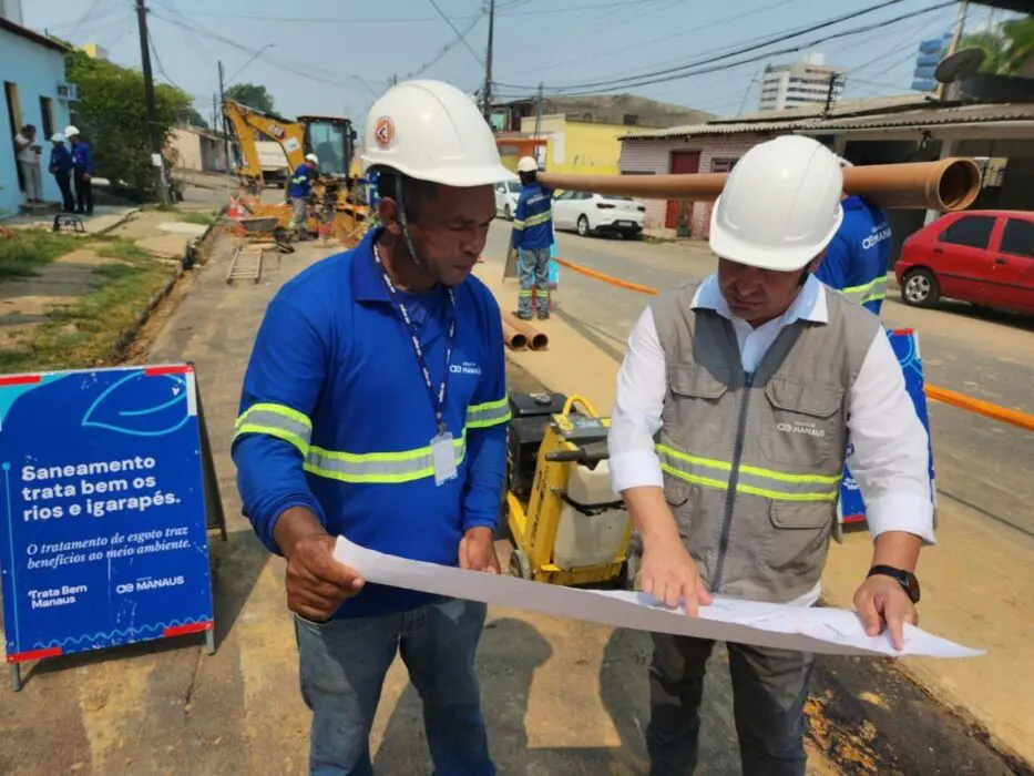 Avenida Djalma Batista começa a receber estrutura de esgotamento sanitário. Obras acontecem no período noturno