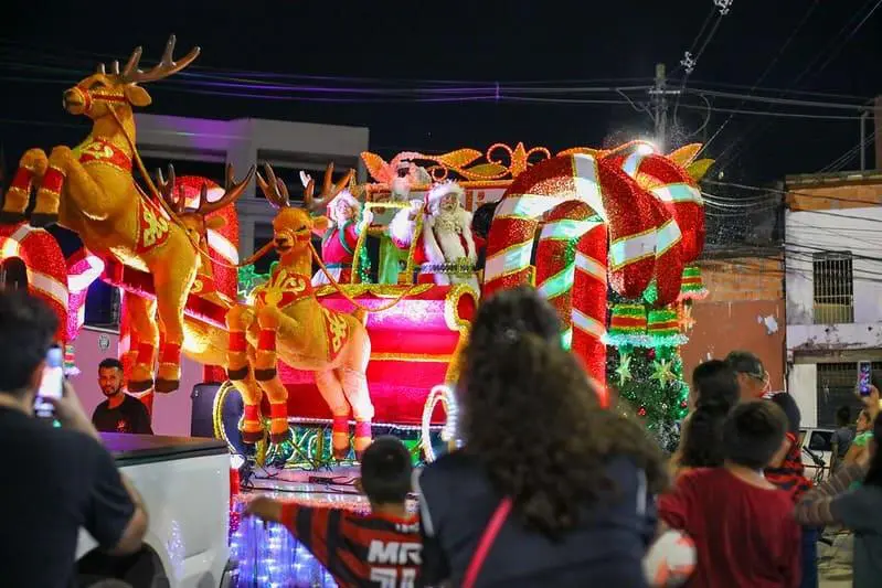 ‘Parada Natalina’ leva encanto às ruas da zona Centro-Oeste de Manaus