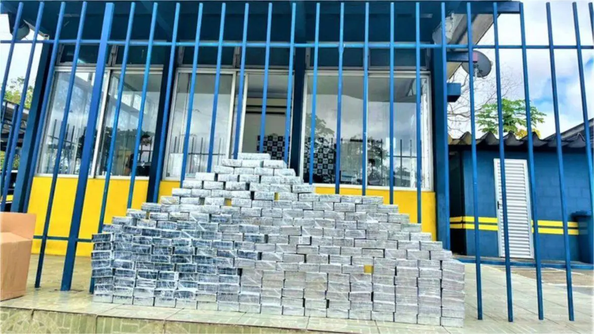 Motorista de carro recheado com cacaína tenta fugir mas é preso pela PRF