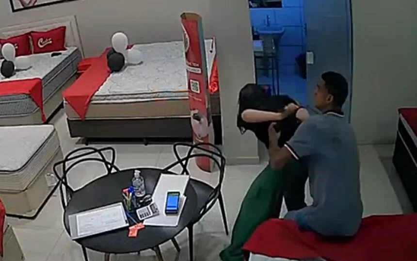 Vídeo: homem tenta estuprar mulher dentro de loja de colchão; cenas são fortes