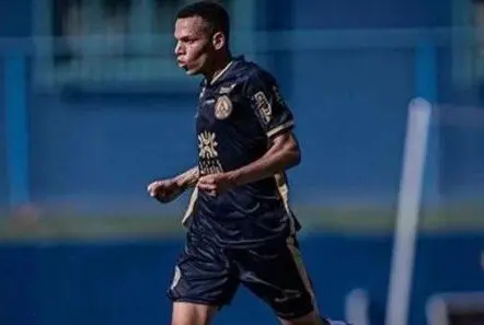 Jogador de futebol morre em acidente de carro