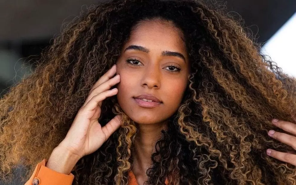 Atriz Ísis Freitas morre aos 22 anos, após internação por tuberculose