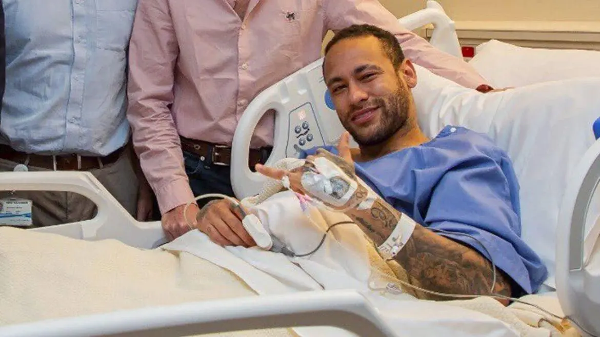 Neymar tem alta neste sábado (4) após cirurgia no joelho esquerdo