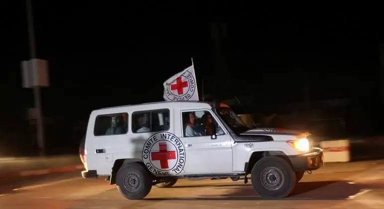 Primeiro grupo de reféns é solto após acordo entre Israel e terroristas do Hamas