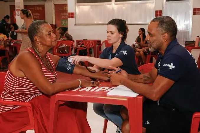 Atendimentos a laser beneficiam comunidades do Samba no RJ
