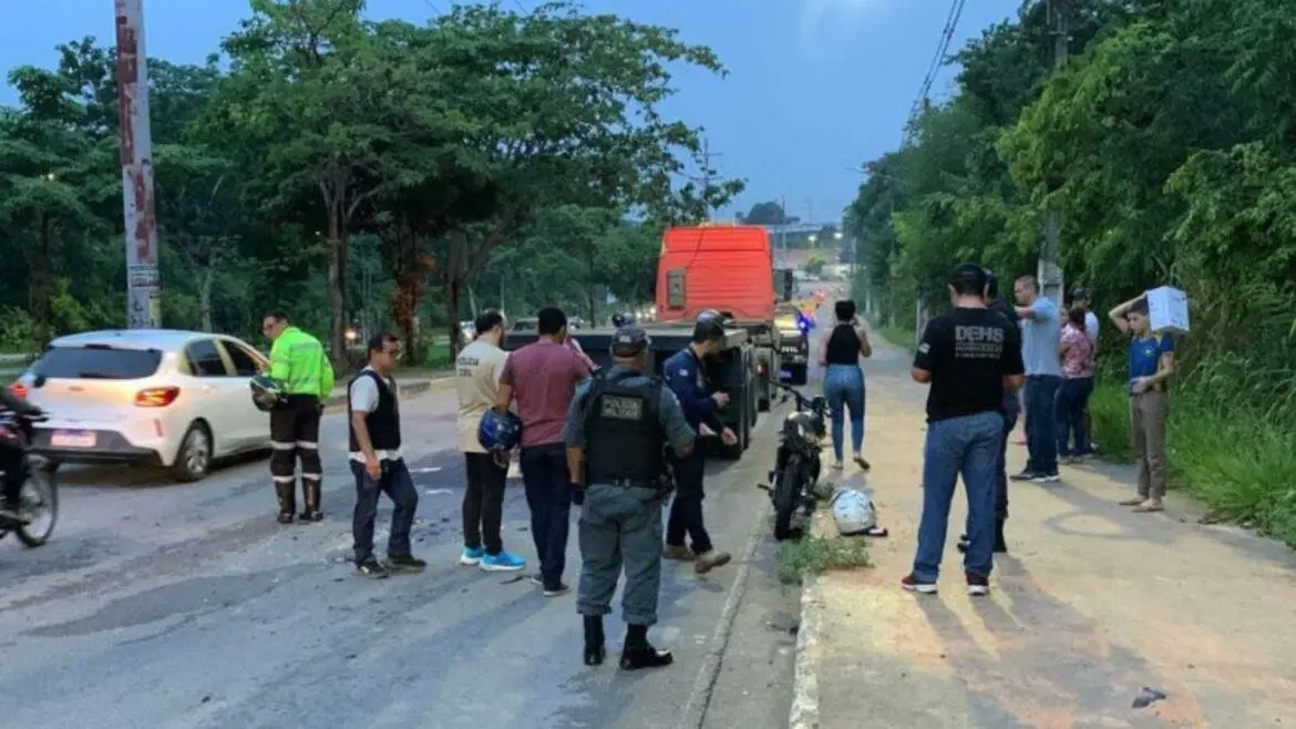 Motociclista morre após colisão com carreta