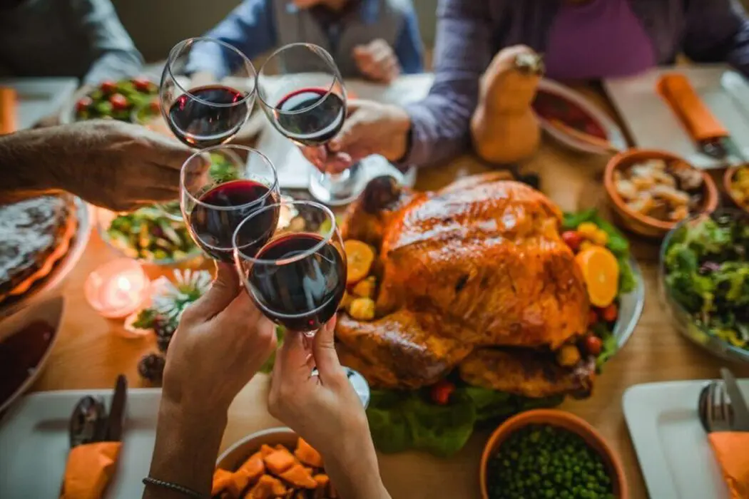 Os cuidados que a população deve ter sobre o consumo exagerado de alimentos nas festas de fim de ano