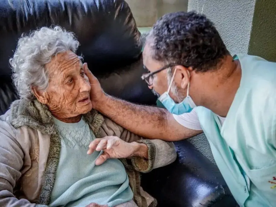 Ao menos 73% dos custos com demência estão com famílias, revela estudo