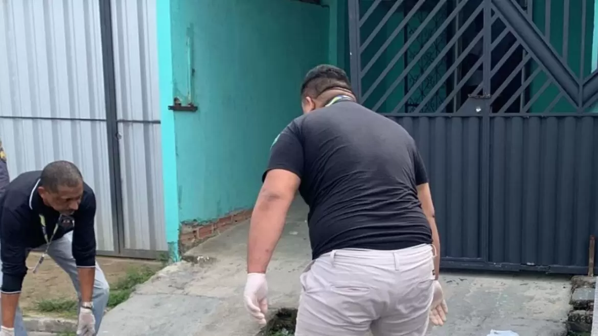 Homem é morto e mulher ferida por criminosos em invasão de residência