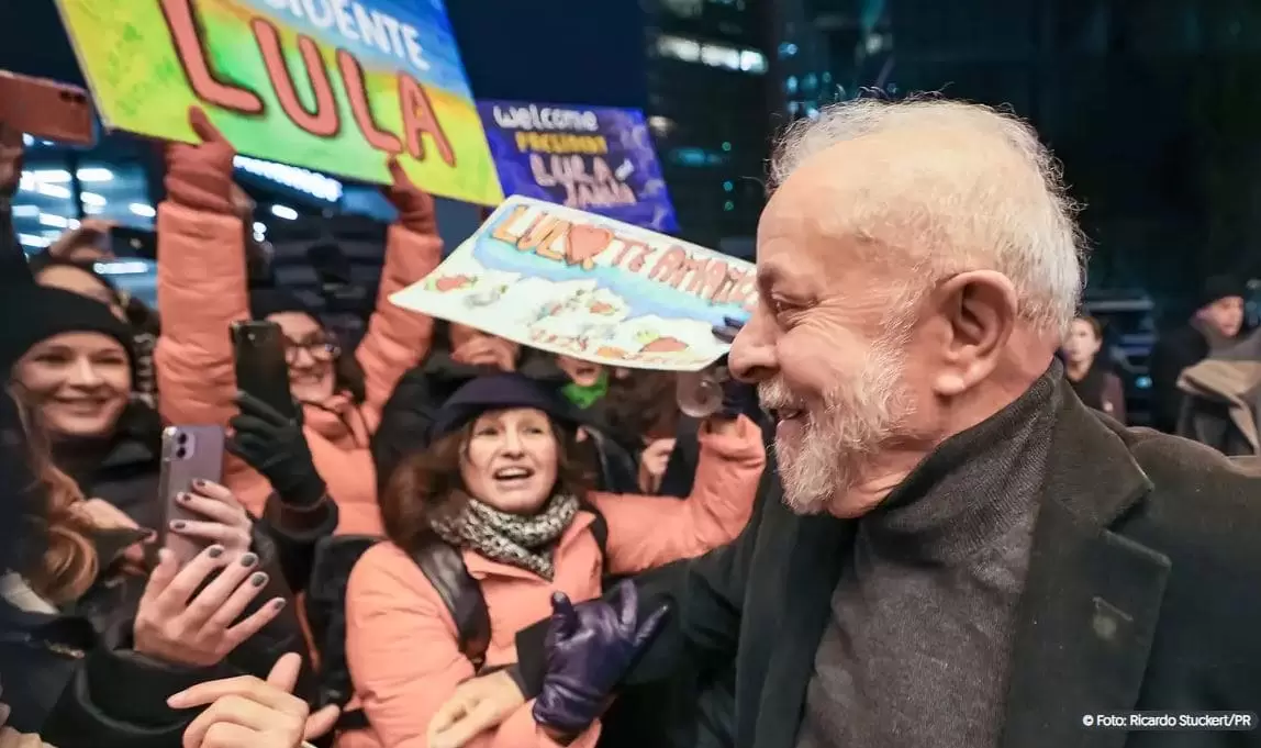 Lula chega a Berlim, onde reforça acordos em diversos setores