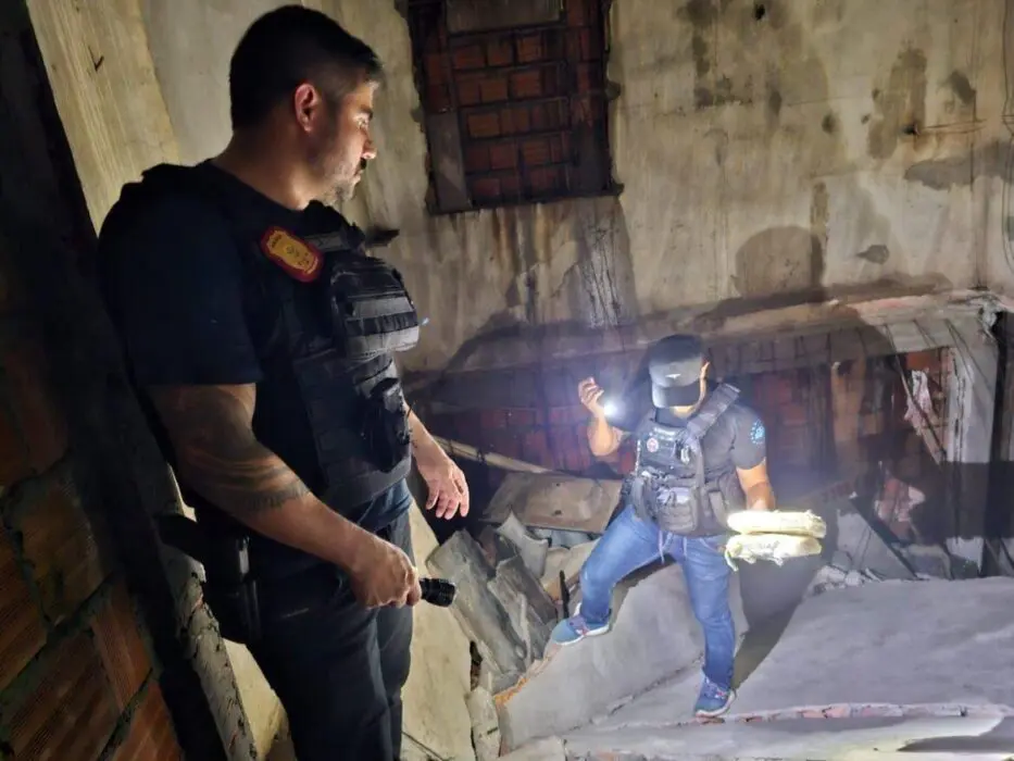 Policiais civis prendem dupla em posse de drogas no conjunto Osvaldo Frota