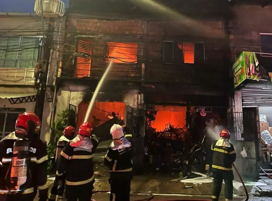 Incêndio de grande proporção toma conta de prédio de quatro andares no bairro Nova Cidade