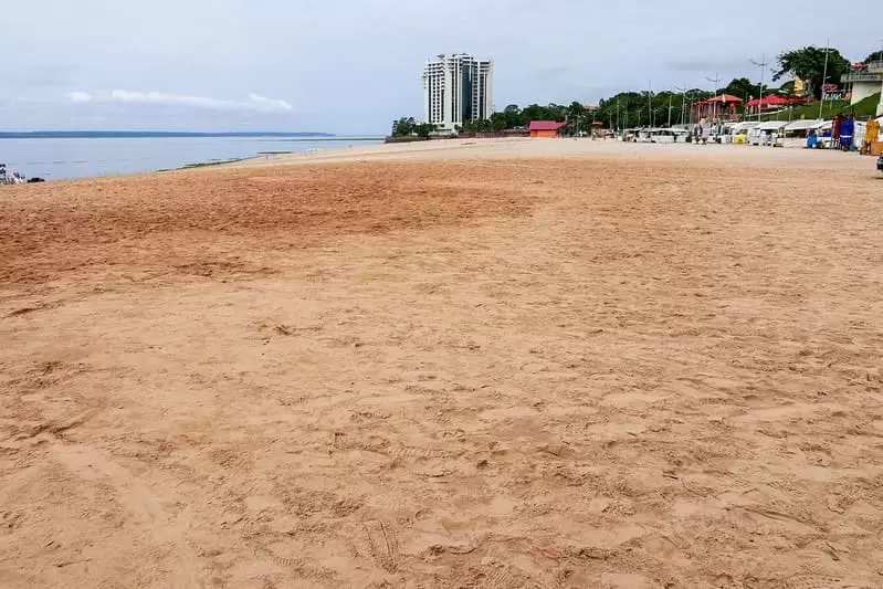 David Almeida libera praia da Ponta Negra para banho após rio Negro alcançar 17,94 metros