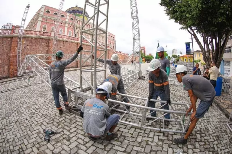 Palco do Réveillon do Largo já está sendo montado ao lado do Teatro Amazonas
