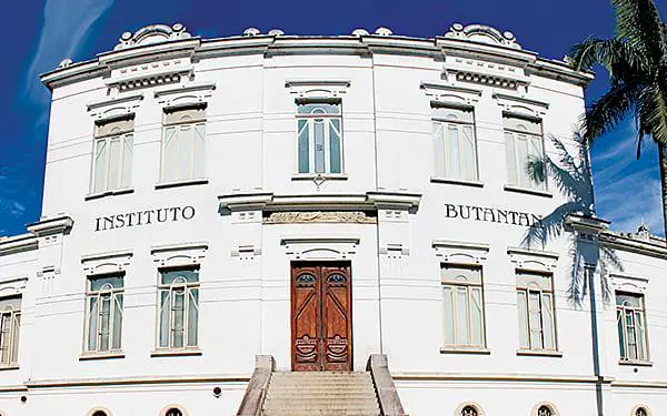 Butantan e Fiocruz assinam parceria com Ministério da Saúde para alavancar indústria nacional