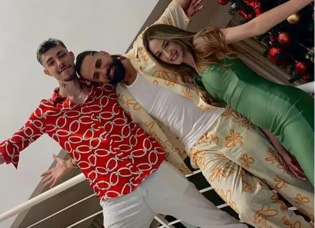 Latino recebe dois dos dez filhos em casa para o Natal