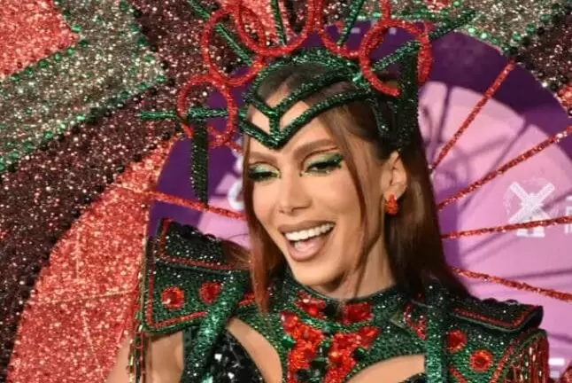 Anitta surge com look exótico em ensaio de Carnaval