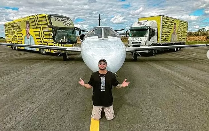 Avião do cantor Murillo Huff cai em vala no aeroporto de Goiânia