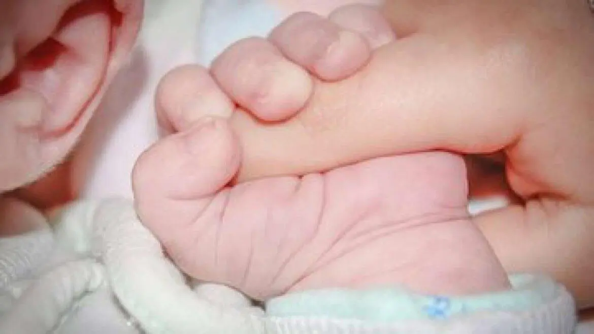 Bebê nasce com quatro rins em Goiás; existem só 100 casos na história